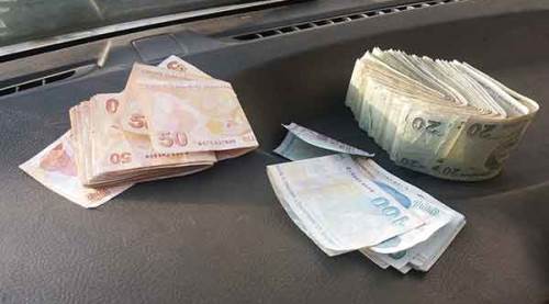 Yıkamacı şaşkına döndü! Deste deste paralar...