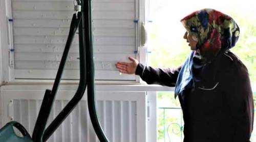 Yıkamak için balkona çıktı, dehşete düştü