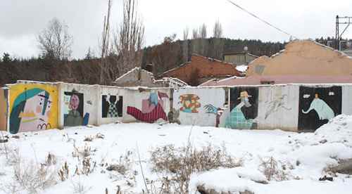 Yıkılan evin duvarları sanatla güzelleşti