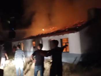 Yıldırım Düşen Besihanede Yangın Çıktı, 5 Kişi Korkudan Hastanelik Oldu
