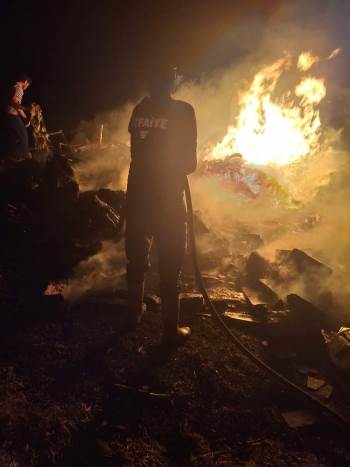 Yıldırım Düşen Evde Yangın Çıktı
