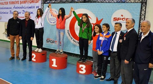 Yıldız halterciler yarışıyor