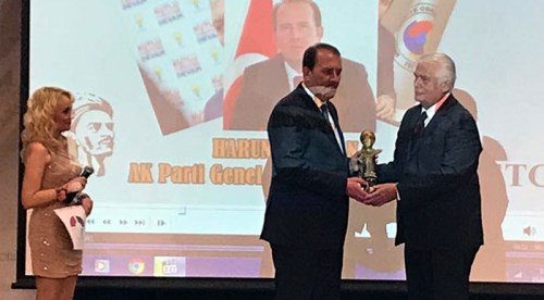 Yılın siyasetçisi ödülünü Karacan aldı
