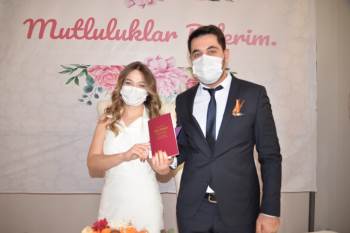 Yılın Son Nikahı Kıyılan Çiftin Yeni Yıl Dileği ’Sağlık’ Oldu
