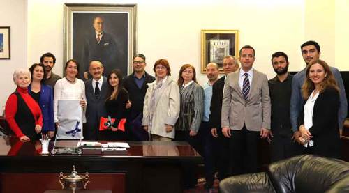 Yılmaz Büyükerşen'den yazarlara ödül