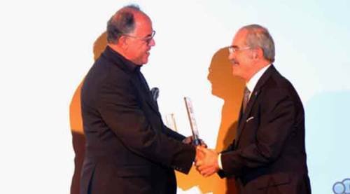 Yılmaz Büyükerşen'e anlamlı ödül!