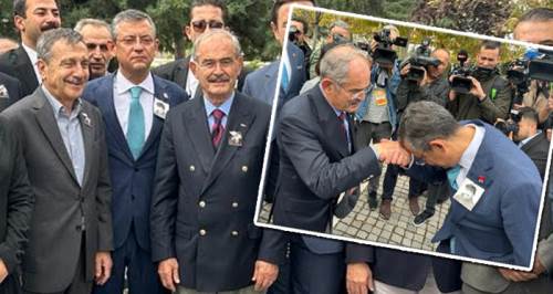 Yılmaz Büyükerşen ve Özgür Özel, Ecevit’i törenle andı!