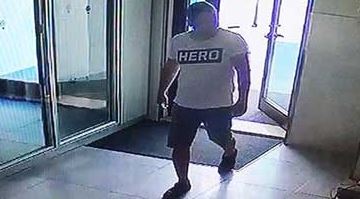 Yine ‘Hero’ tişörtü, yine tutuklama...