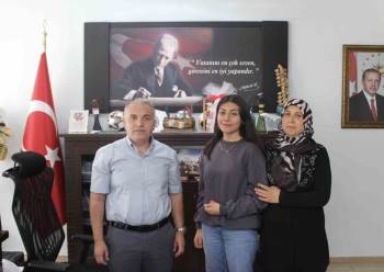 Yks’De Derece Yapan Genç Kız Yarım Altınla Ödüllendirildi
