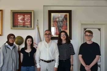 Yks’De Dereceye Giren Öğrencileri Makamında Ağırladı
