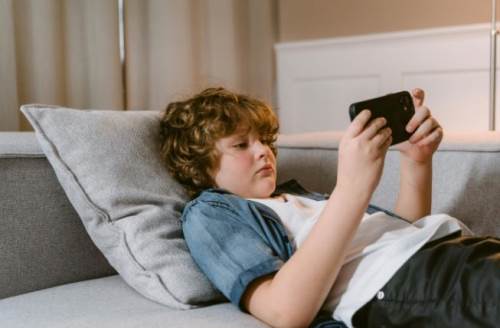 Yoğun ekran maruziyeti çocukların dil ve sosyal gelişimini yavaşlatıyor