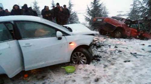  Yoğun kar yağışı kaza getirdi: 1 ölü, 7 yaralı