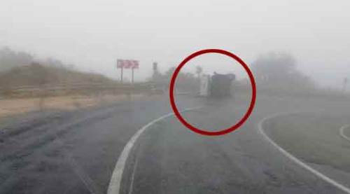 Yoğun siste Sarıcakaya yolu bu hale geldi...