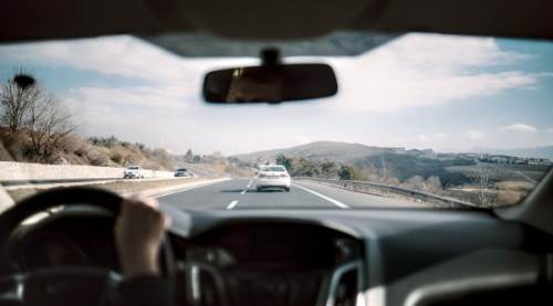 Yol hipnozu tehlikesi büyüyor: Uzun yola çıkacak sürücüler için kritik uyarılar