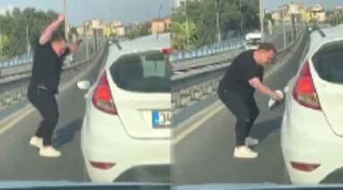 Yol kesip kadın sürücünün aynasını kırdı