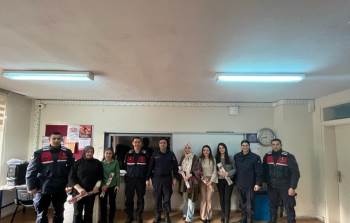 Yol Kontrollerinde Bayan Sürücülere Karanfil Verildi
