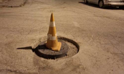 Yol ortasındaki tehlikeye geçici çözüm: Duba koydular