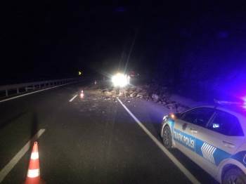 Yola Düşen Kaya Parçaları 4 Araca Zarar Verdi
