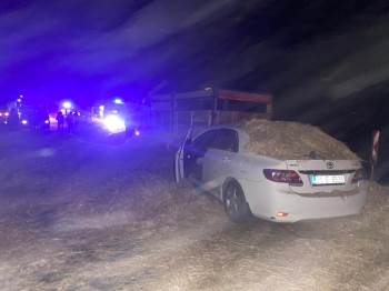 Yola Düşen Saman Balyaları 6 Kişinin Yaralanmasına Neden Oldu
