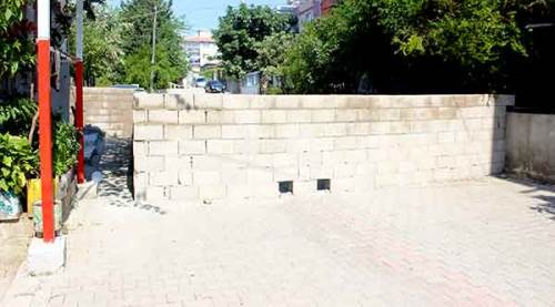 Yola duvar ördü, mahalleli ne yapacağını şaşırdı