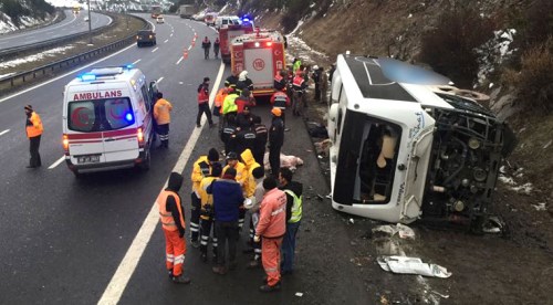 Yolcu otobüsü devrildi: 2 ölü 20 yaralı