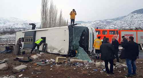 Yolcu otobüsü devrildi ölü ve yaralılar var