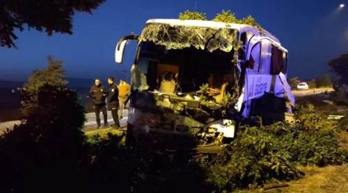Yolcu otobüsü direğe çarptı: Kazada can pazarı! 
