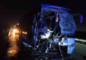 Yolcu Otobüsü Kamyona Arkadan Çarptı: 1 Ölü, 14 Yaralı
