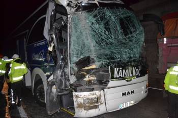 Yolcu Otobüsü Kamyona Arkadan Çarptı; 2’Si Ağır 6 Yaralı
