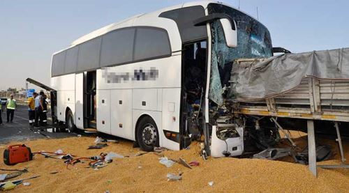 Yolcu otobüsü mısır yüklü TIR'a çarptı
