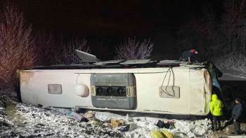 Yolcu Otobüsü Şarampole Devrildi: 15 Yaralı
