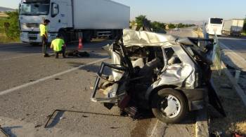 Yolcu Otobüsüyle Çarpışan Otomobil İkiye Bölündü: 1 Ölü
