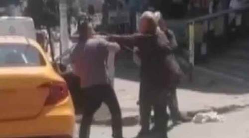 Yolcu şoföre saldırdı: Ücreti beğenmedi, plakayı söküp...