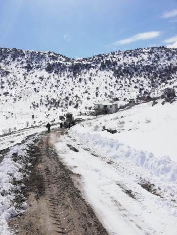 Yolda Kalan Kamyon Şoförünü İl Özel İdaresi Ekipleri Kurtardı
