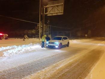 Yolda Kalan Sürücülerin Yardımına Polis Koştu
