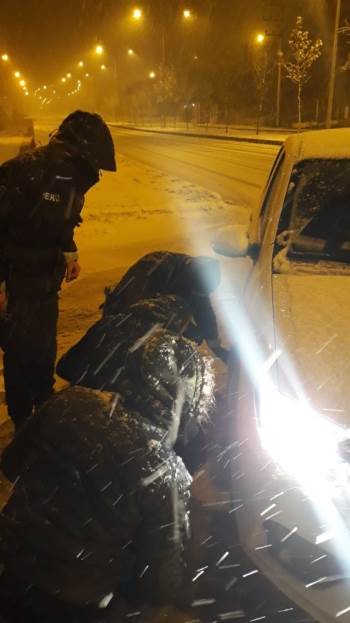 Yolda Kalan Sürücünün Yardımına Polis Yetişti
