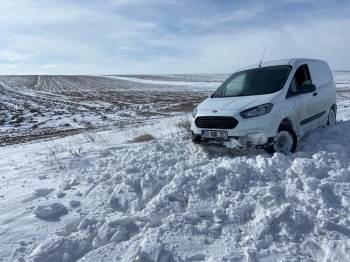 Yolda Mahsur Kalan Sürücü İş Makineleri İle Kurtarıldı
