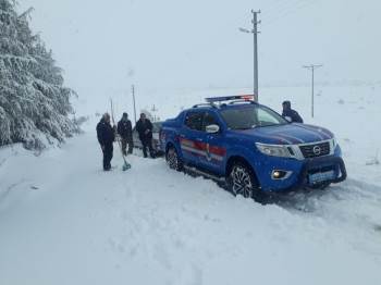 Yolda Mahsur Kalan Sürücüleri Jandarma Kurtardı
