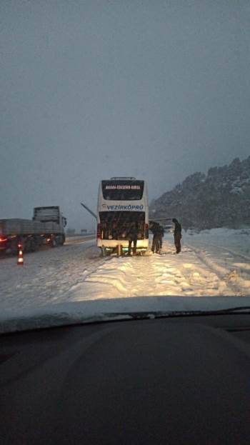 Yolda Mahsur Kalan Yolcuların Yardımına Koştular

