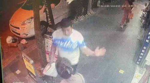 Yolda yürüyen kadına tokat attı, linçten zor kurtuldu