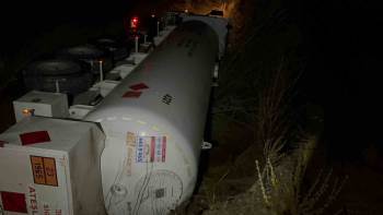 Yoldan Çıkan Akaryakıt Tankeri Yan Yattı
