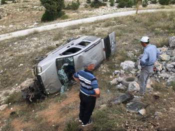 Yoldan Çıkan Hafif Ticari Araç Uçuruma Yuvarlandı: 4 Yaralı
