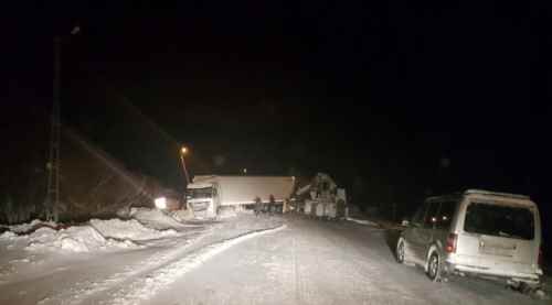 Yoldan çıkan tır Bilecik-Bursa karayolunu kapattı