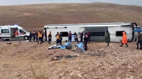 Yoldan çıkıp devrildi, can pazarı yaşandı: 4 ölü, 30 yaralı!