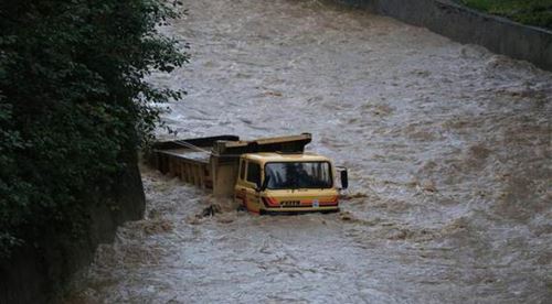 Yollar kapandı, okullar tatil edildi