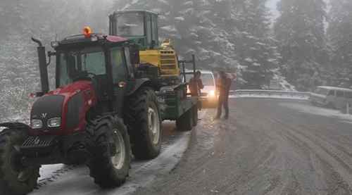 Yolları kapatan kar sürücülere zor anlar yaşattı