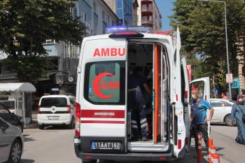 Yolun Karşısına Geçmek İsteyen Çocuğa Otomobil Çarptı
