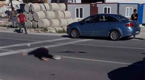 Yolun karşısına geçmeye çalışırken otomobil çarptı