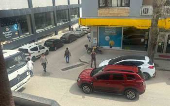 Yolun Ortasına Aracın Park Edip Alışverişe Gitti
