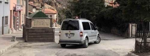 Yolun ortasında mezar var!